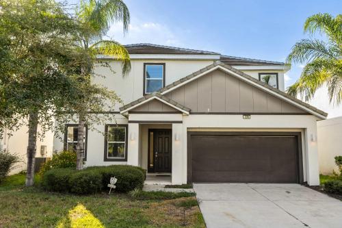 Sunny Stay in Orlando - 6BR Home with Pool!
