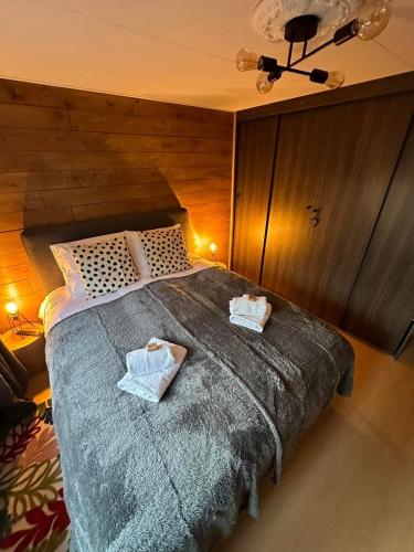 3 bedrooms, 5 beds