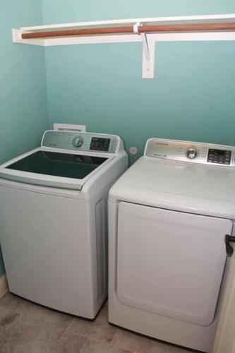 Cozy 4 bedroom home with Greenbelt views in Oak Point in Лейк-Даллас