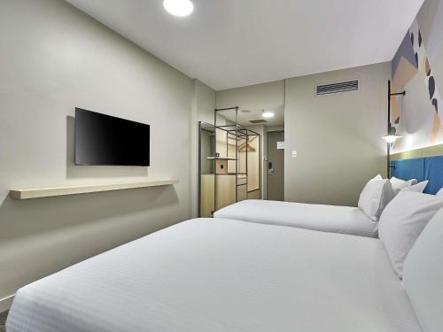 1 double bed, 1 twin bed