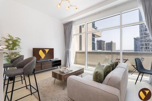 Vogue in Heart of Business Bay One Bedroom Apartment with Balcony Walkable to Dubai Mall and Burj Khalifa, Дубай