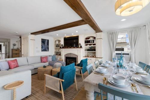 Luxury Waterfront Home Perfect for Family in Somerset (MA)