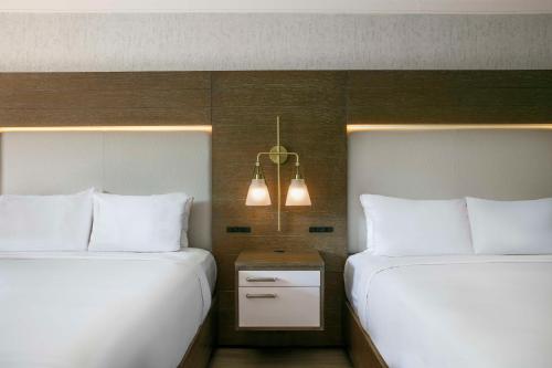 2 queen beds