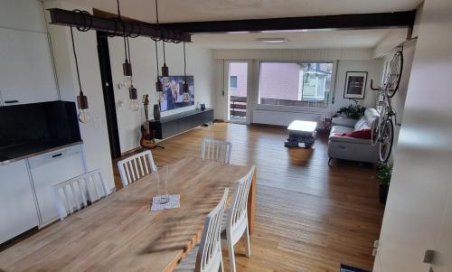 Alpine Garage Lodge, Wangs