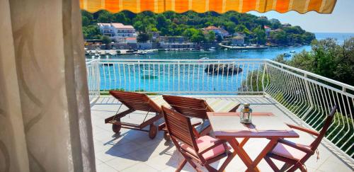 สภาพแวดล้อมโดยรอบ, Villa Ana Seafront Apartments in โมลูนัต