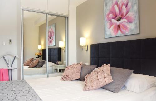 Villa Ana Seafront Apartments in โมลูนัต