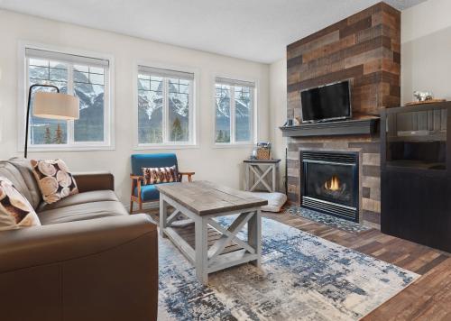 Mountain Gate - Pet Friendly 2BR w Mountain Views and open hot tub, Canmore
