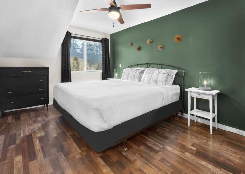 Mountain Gate - Pet Friendly 2BR w Mountain Views and open hot tub, Canmore (zdjęcie 3)