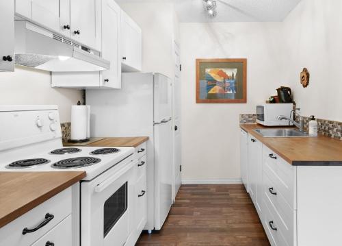 Mountain Gate - Pet Friendly 2BR w Mountain Views and open hot tub, Canmore (zdjęcie 8)