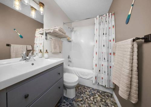 Mountain Gate - Pet Friendly 2BR w Mountain Views and open hot tub, Canmore (zdjęcie 10)