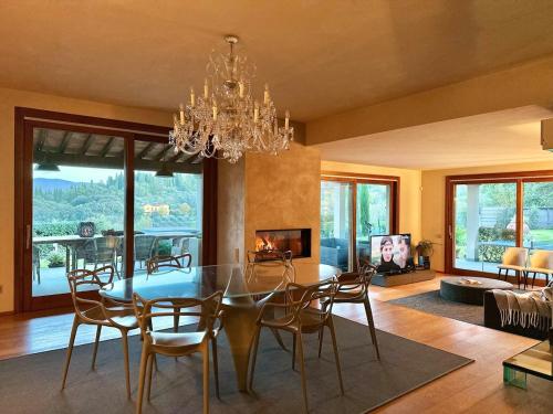 V&E Luxury Villa in Agazzi
