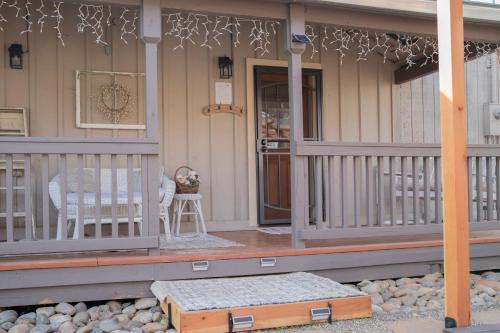 . Sleeps 2 Private Entrance, Spa Tub, Near Casino