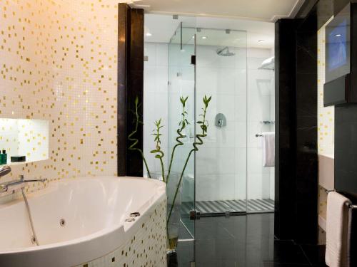 room detail thumbnail 2