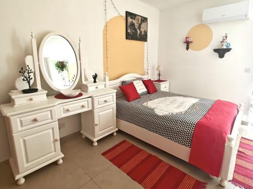 Spacious Vintage Room & Private Bath & Balcony & Female Solo Travelers · Buġibba
