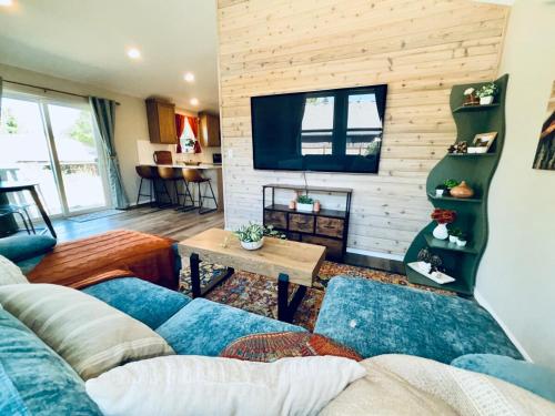 Istaba viesiem, Colorful Comfort 3 Bedroom Home with Fenced yard in Hazel Dell North (WA)