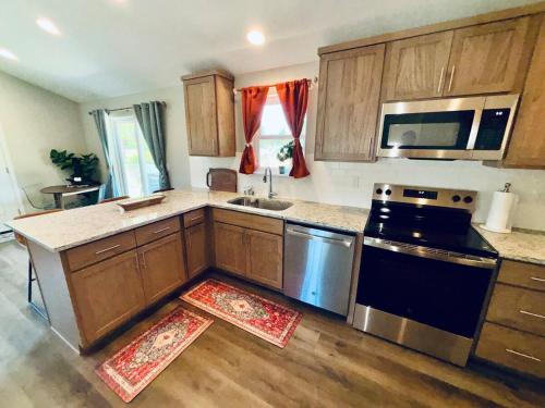 Colorful Comfort 3 Bedroom Home with Fenced yard in Hazel Dell North (WA)