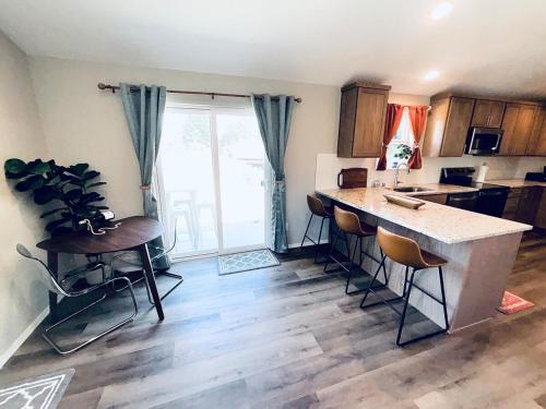 virtuve, Colorful Comfort 3 Bedroom Home with Fenced yard in Hazel Dell North (WA)