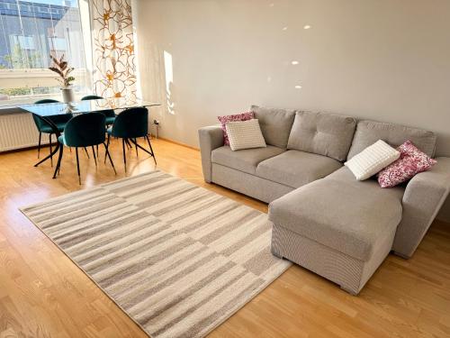 #KONTULA Spacious top-floor apt with free parking in Kurkimäki