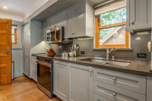 Cedar Crest - Stellar's Jay Cottage 4 - image 12