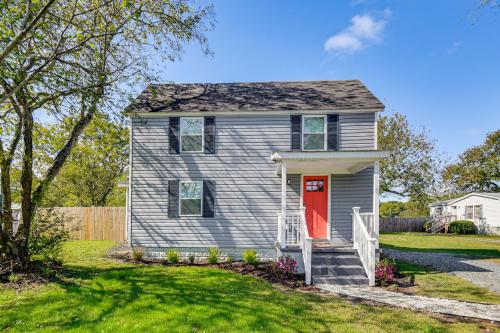 Beach Days and Dtwn Charm! Cape Charles Cottage in Cape Charles