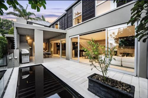 The Gibraltar House by Homello Luxury Private Parnell Estate w Hot Tub Movie Room and Views