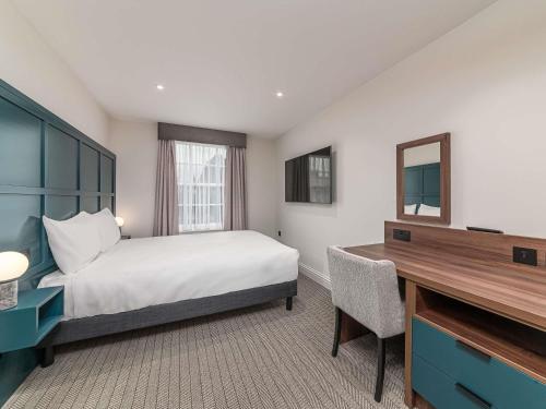 1 queen bed, 1 sofa bed