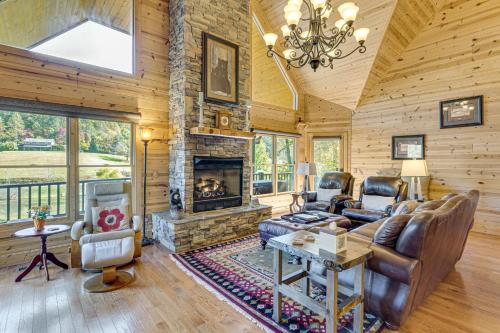 . Hayesville Cabin w/ Game Room & Mtn Views!