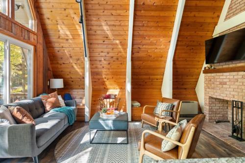 4BR A-Frame Schuss Mtn Pool Access Torch Lk - image 6