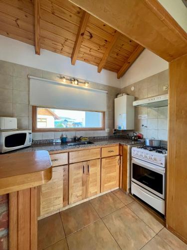 주방, Land Park - Hostería y Cabañas (Land Park - Hosteria y Cabanas) in 후닌데 로스 안데스