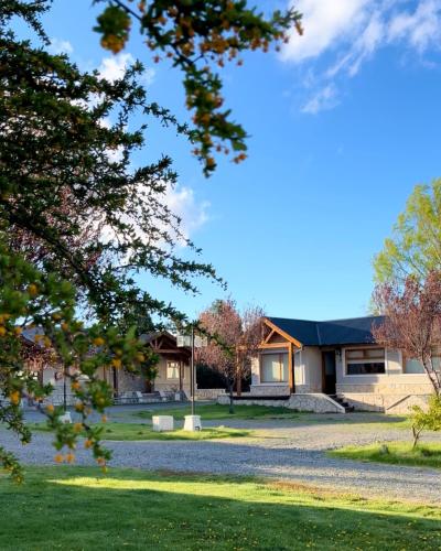 숙소 외관, Land Park - Hostería y Cabañas (Land Park - Hosteria y Cabanas) in 후닌데 로스 안데스