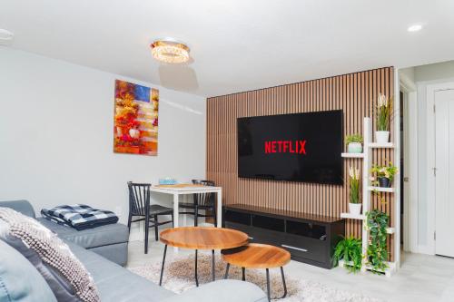 Superior and Spacious 2-bedroom basement private suite – khách sạn tại Southeast Edmonton