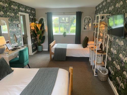 1 double bed, 2 twin beds