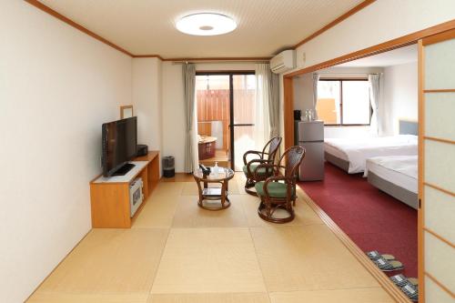 room detail thumbnail 1