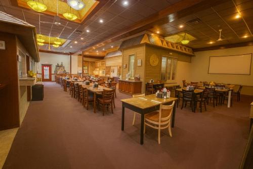 Restaurant, USA Stay Hotel and Suites in Hot Springs (SD)