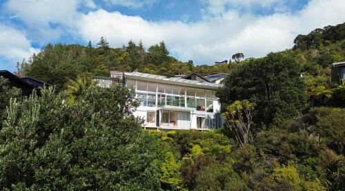 Hosts on the Coast Paku Paradise