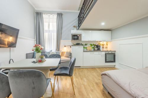 Large 3BR Apartment - Prague 1 - Sleeps 8 - Elevator - Self Check in, Praga (zdjęcie 5)