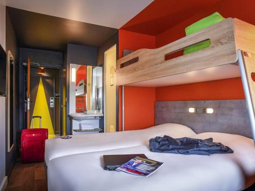 2 twin beds, 1 bunk bed