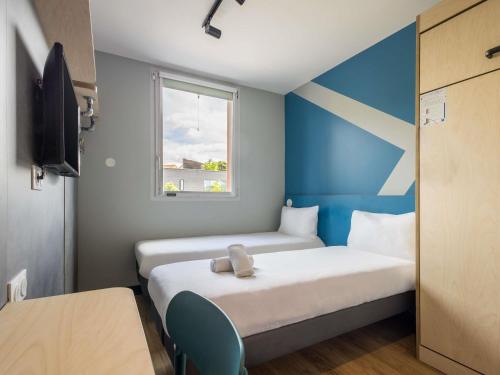 2 twin beds, 1 bunk bed