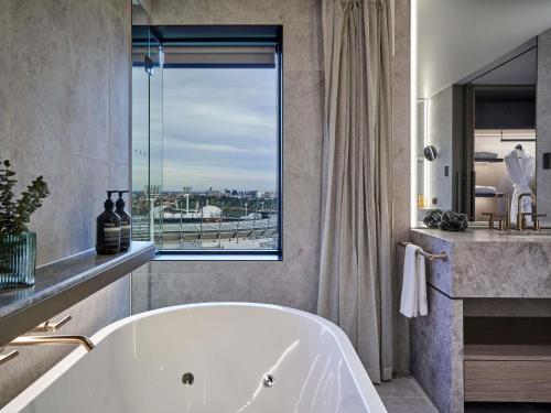 room detail thumbnail 2