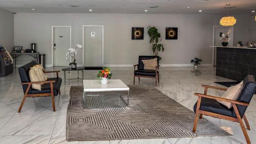 Lobby, Motel 6 Altamonte Springs, FL in Winter Park / Altamonte Springs