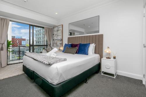Sky Tower View with Rooftop Pool!, Auckland