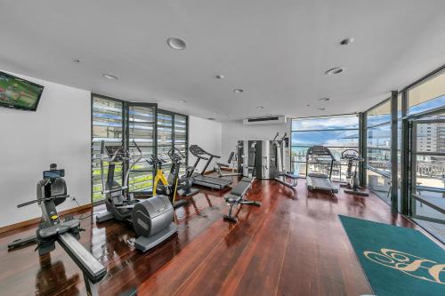 Modern Luxury Retreat with Rooftop Pool!, Auckland (photo 9)