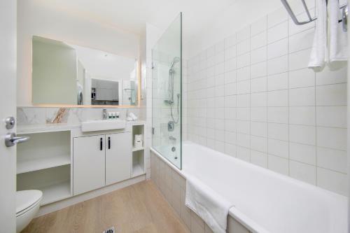 Modern Luxury Retreat with Rooftop Pool!, Auckland (photo 11)