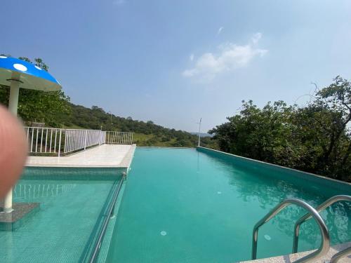 Peldbaseins, Eshi Resorts and Restaurant - Bhimashankars Jungle Luxury Resort in Tale Ghar