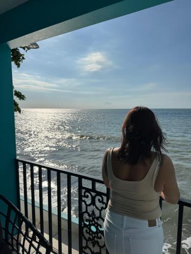 Beachfront balcony 2nd floor retreat Sleeps 6