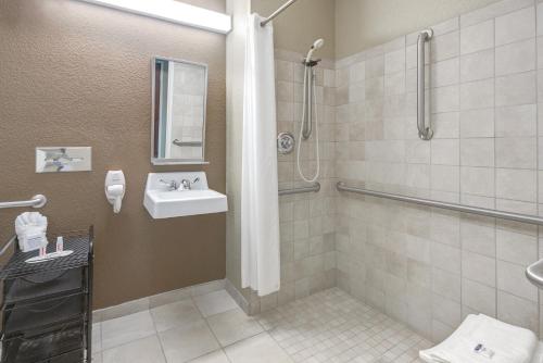 Microtel Inn & Suites by Wyndham Williston - image 32