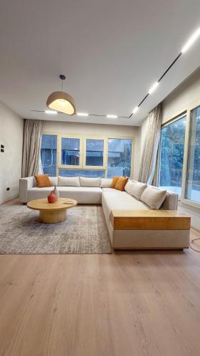 Bright & Spacious 2-Bedroom Minimalist style, Family Apartment in the Heart of Zamalek, El Cairo
