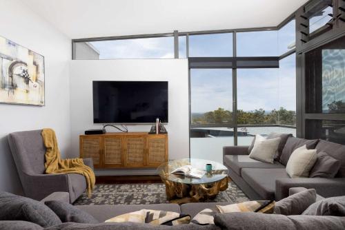 One Mile Retreat - Ocean View 3 Bedroom Retreat in วันไมล์บีช