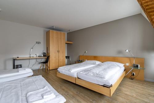 1 queen bed, 1 twin bed, 1 sofa bed