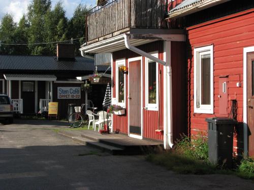 Bejárat, Stuga vid Hedenasets stencafe in Hedenaset